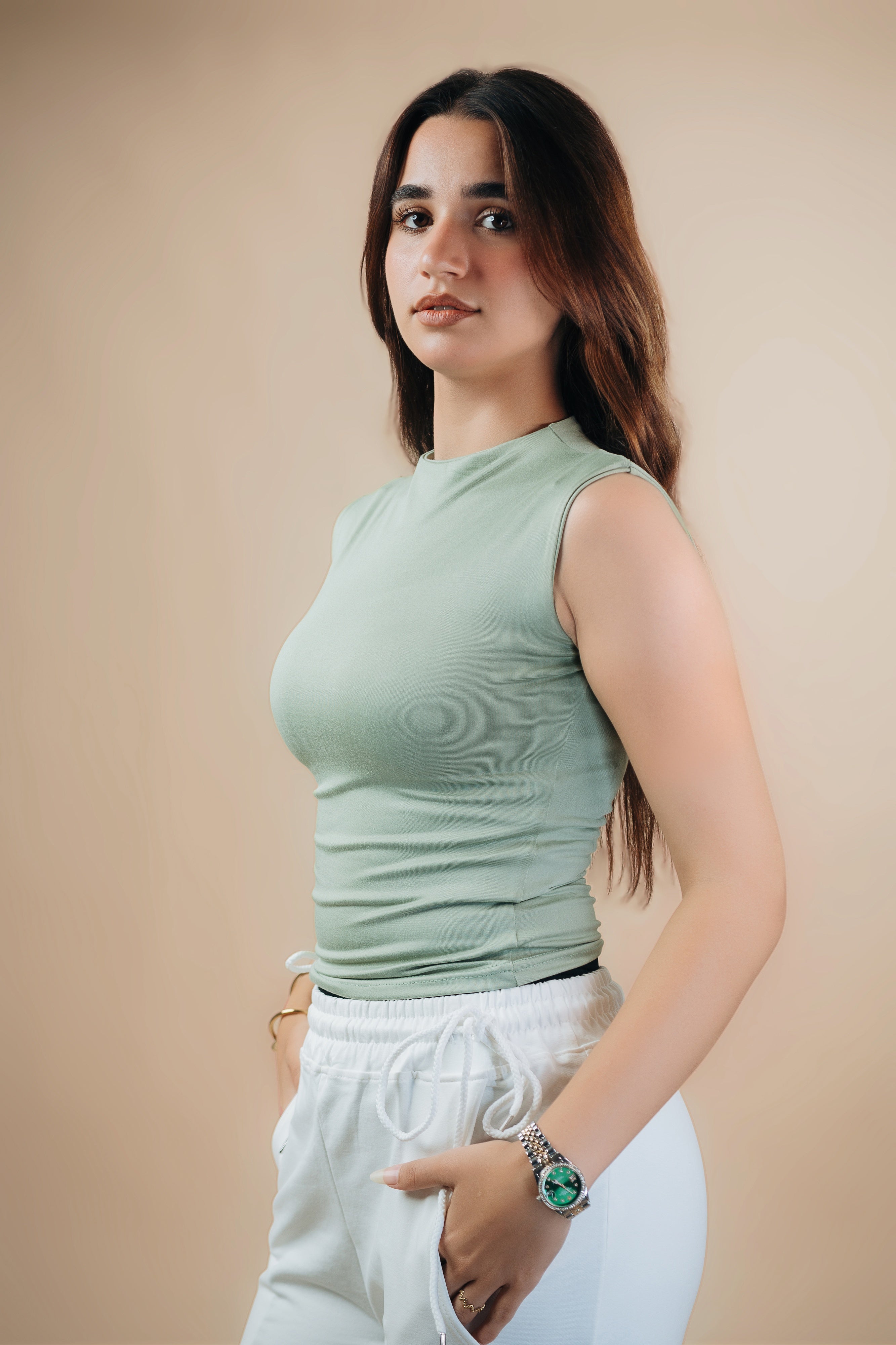 HIGH NECK SLEEVELESS