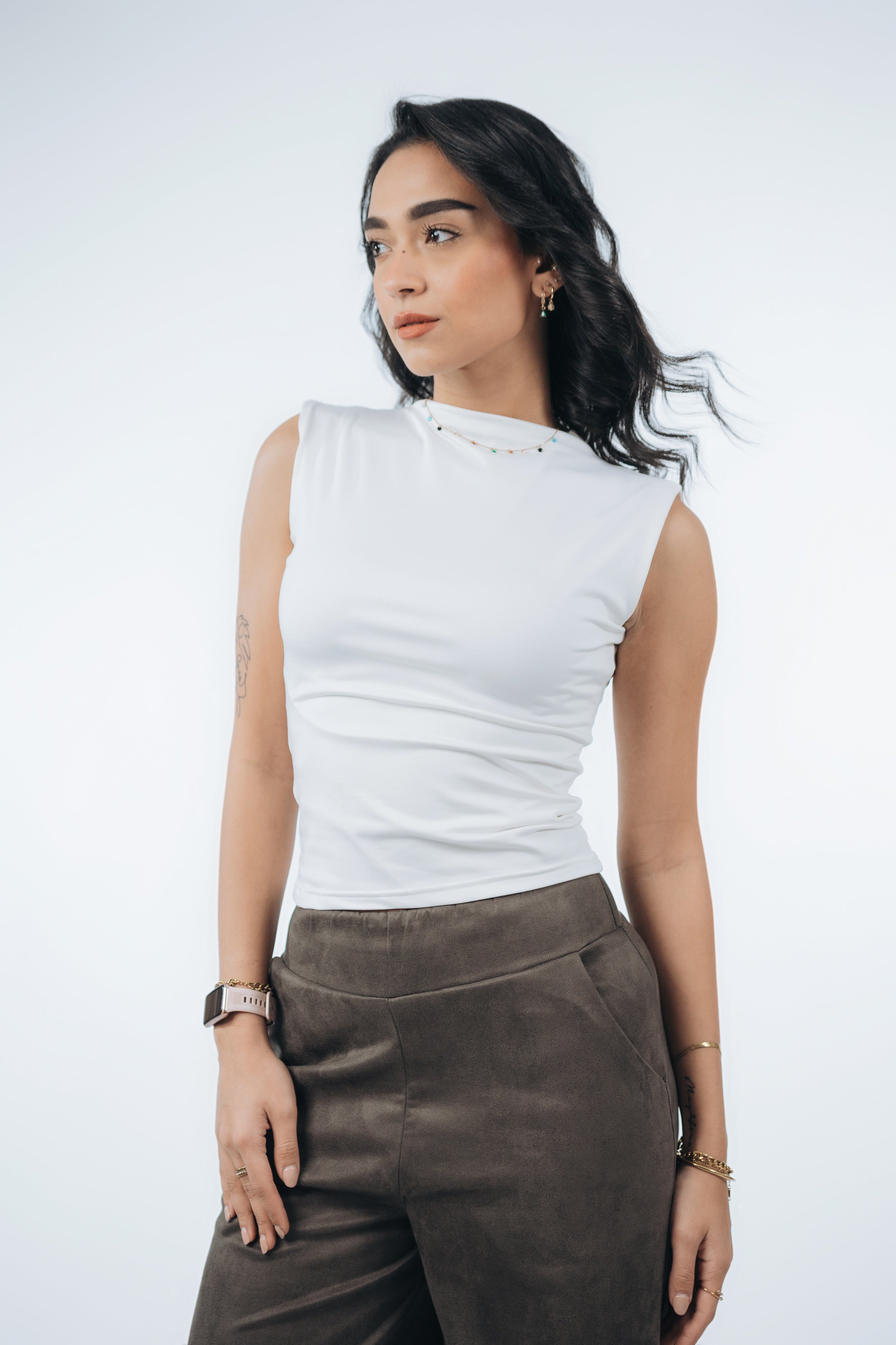 HIGH NECK SLEEVELESS