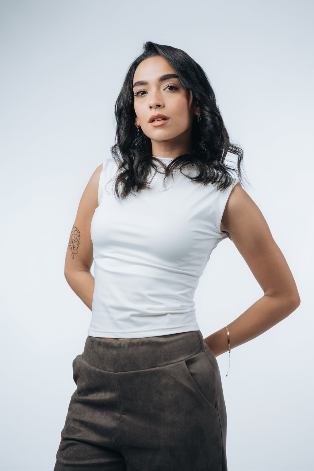 HIGH NECK SLEEVELESS