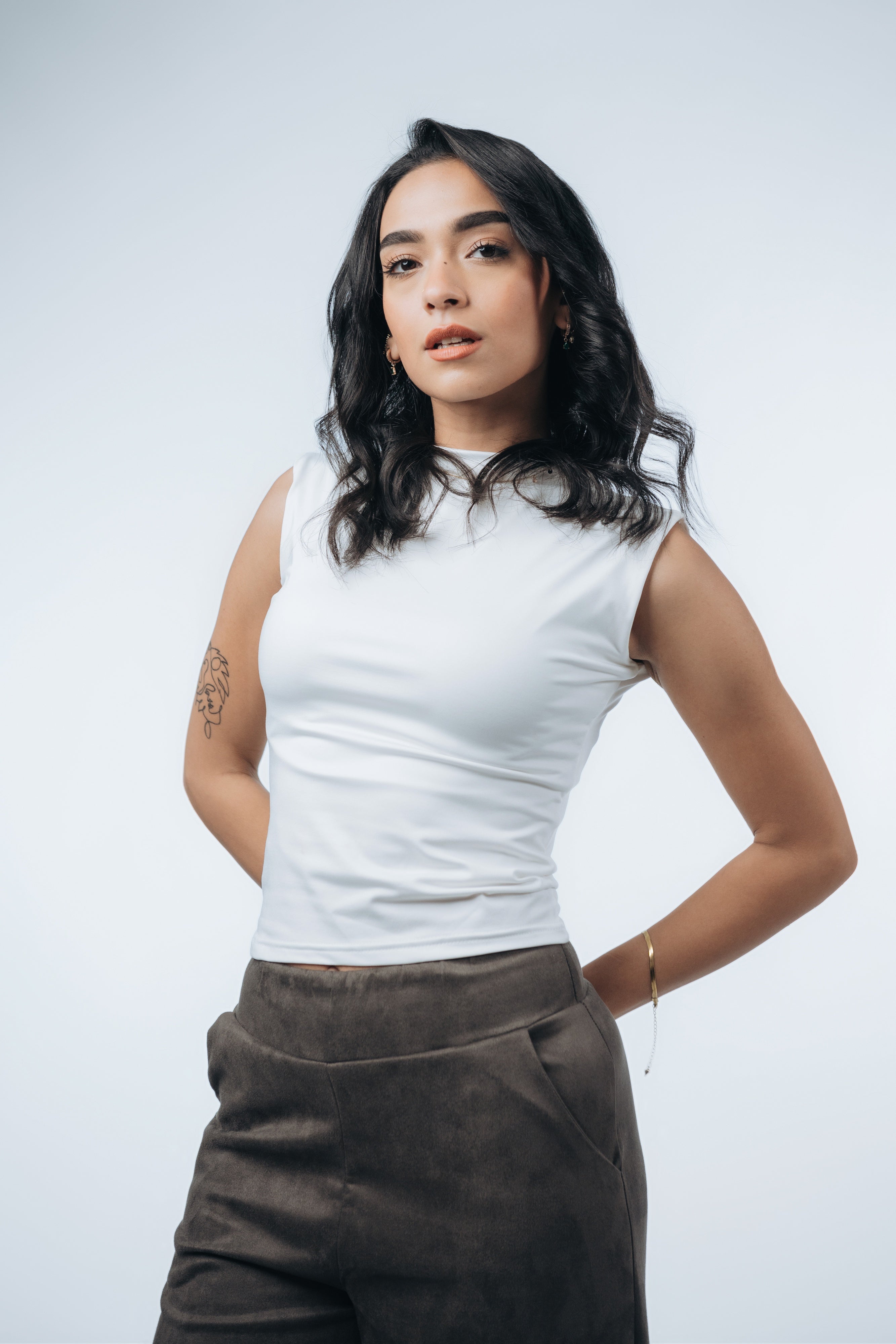 HIGH NECK SLEEVELESS